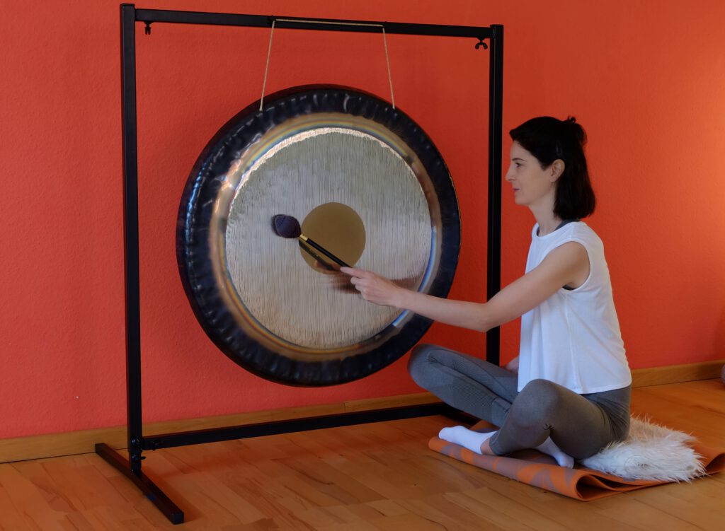 Tanja Hettich playing the sound gong