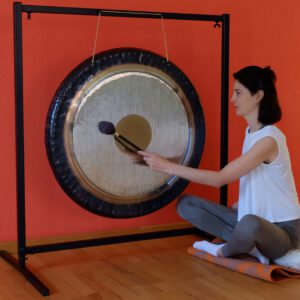 Tanja Hettich playing the sound gong